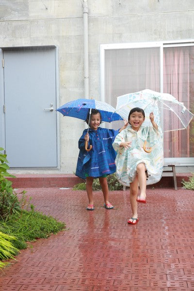 392plusm kids poncho SAND ネイビーとオフホワイト 着用イメージ