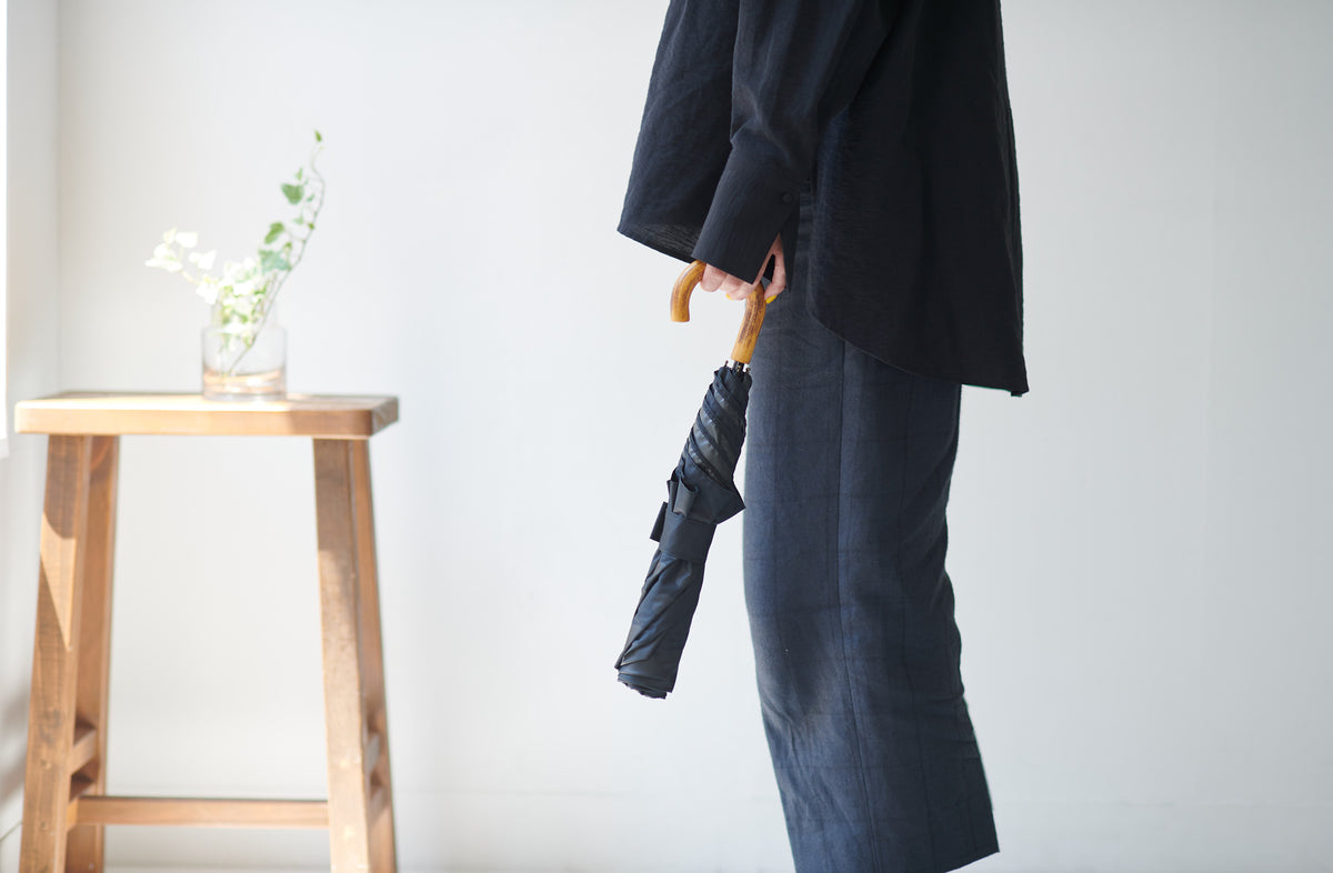 黒い服と黒い傘の落ち着いた装い