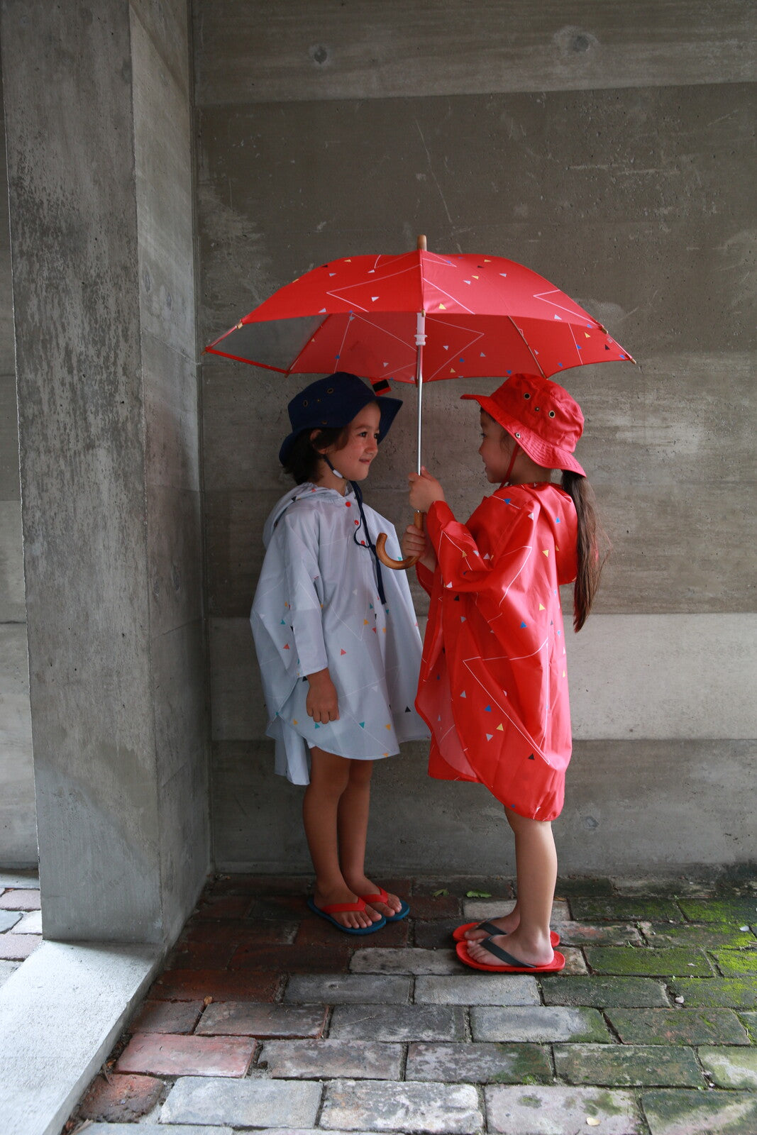 392plusm kidsポンチョ グレーとレッド 雨の日着用イメージ