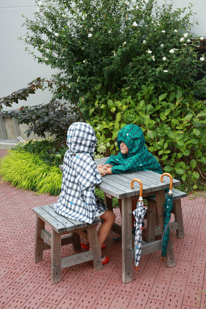 392plusm kidsポンチョ gingham ブラックとグリーン 使用イメージ