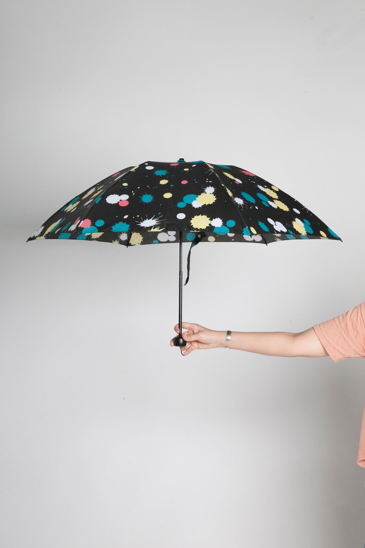 392plusm ペンキ柄 e-mini 折りたたみ雨傘 55cm 使用イメージ
