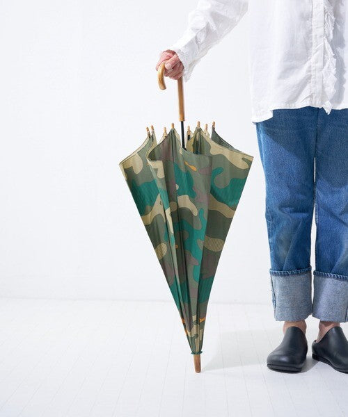 392plusm カモフラージュ柄 長傘 60cm グリーン 着用イメージ