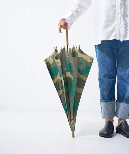 392plusm カモフラージュ柄 長傘 60cm グリーン 着用イメージ