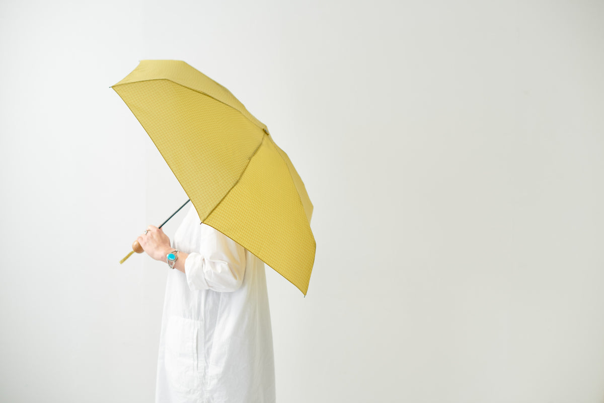 392plusm チェック柄 mini short 折りたたみ雨傘 50cm イエロー 使用イメージ