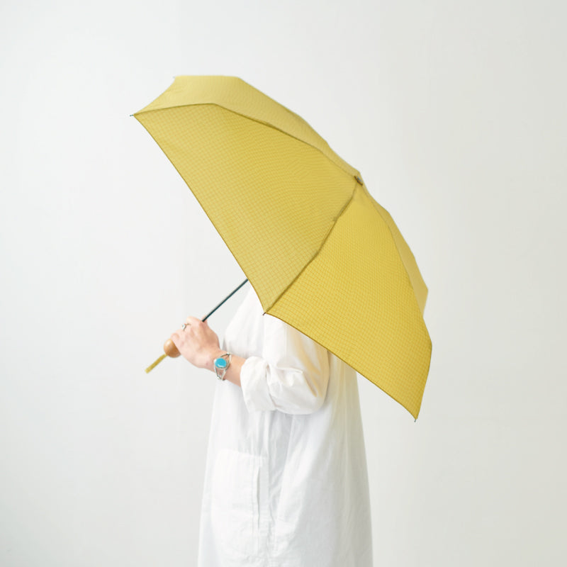 392plusm チェック柄 mini short 折りたたみ雨傘 50cm 着用イメージ