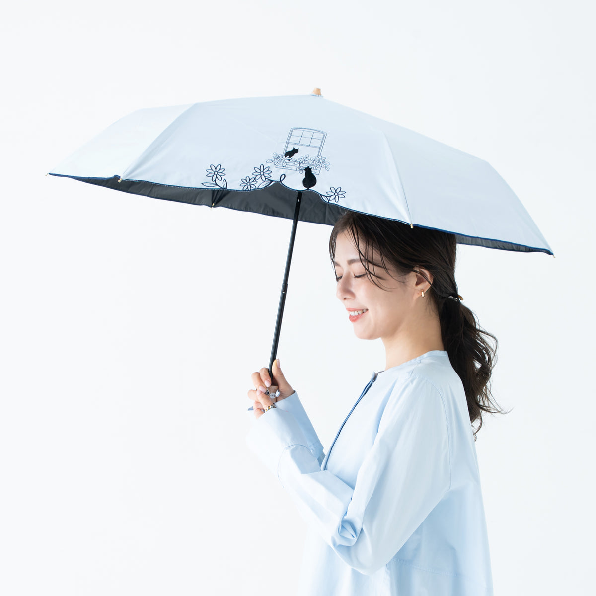 窓辺の猫 スカラ刺繍｜遮光・遮熱｜晴雨兼用 折りたたみ傘 50cm