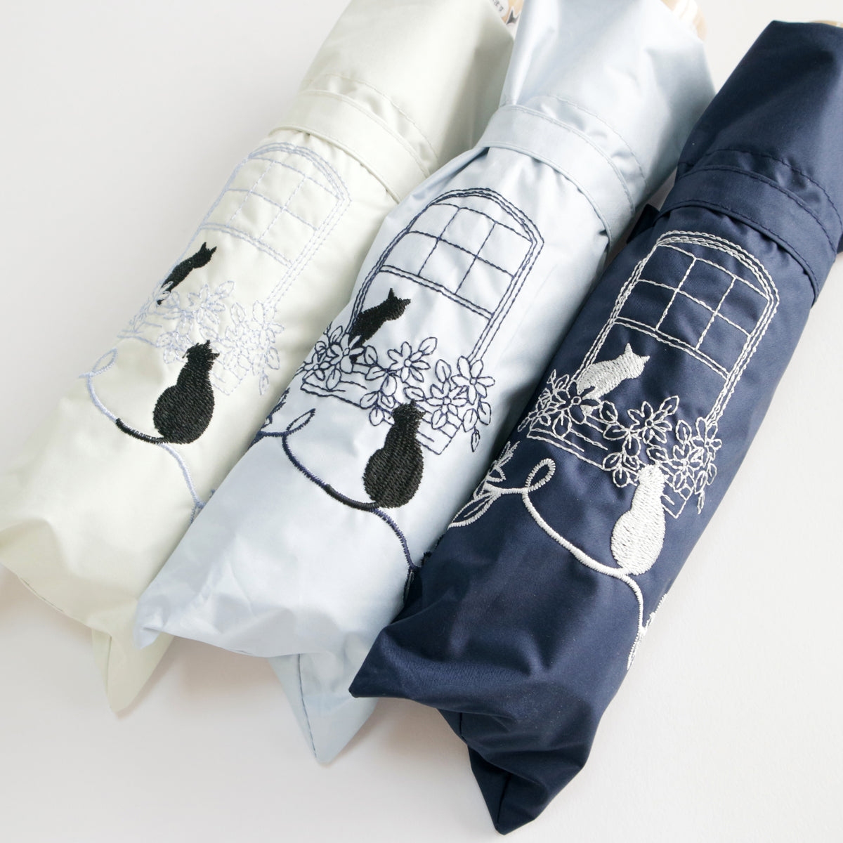 窓辺の猫 スカラ刺繍｜遮光・遮熱｜晴雨兼用 折りたたみ傘 50cm