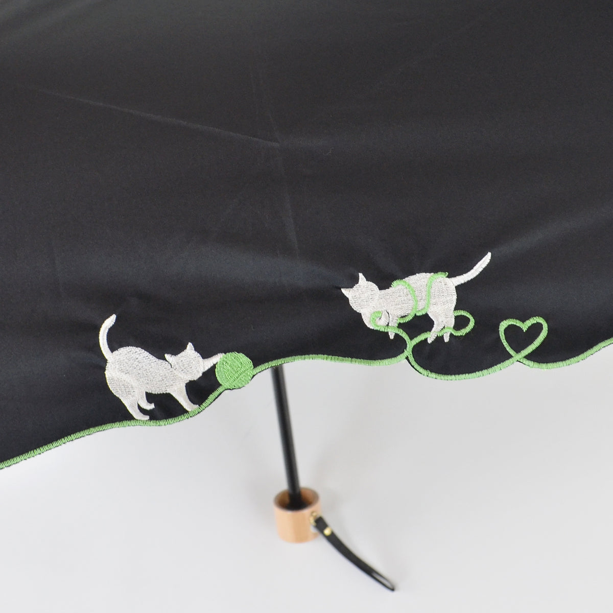 毛糸と猫のスカラ刺繍｜遮光・遮熱｜晴雨兼用 折りたたみ傘 50cm