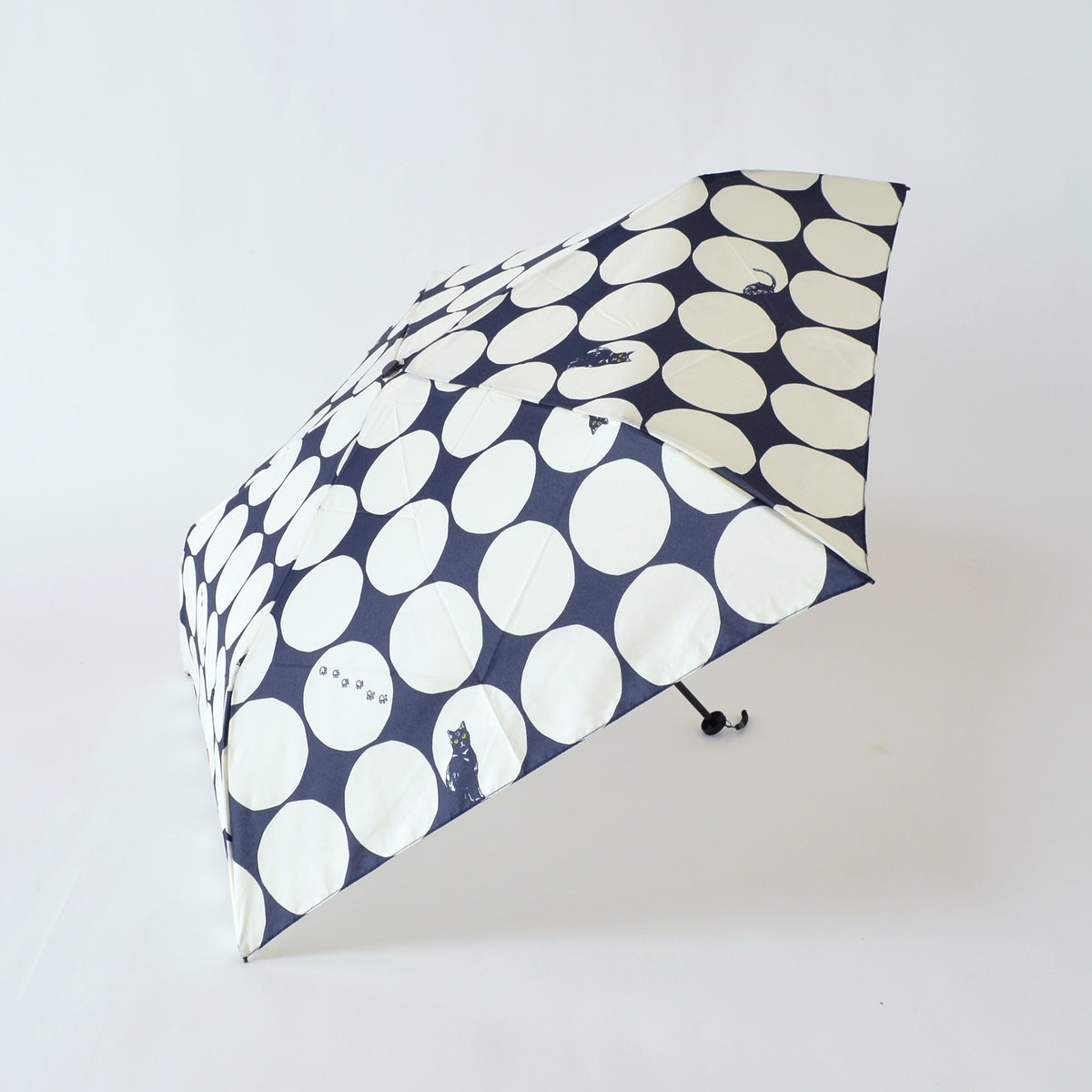 大きい水玉と猫｜軽量コンパクト折りたたみ雨傘 50cm（トートバッグ付）