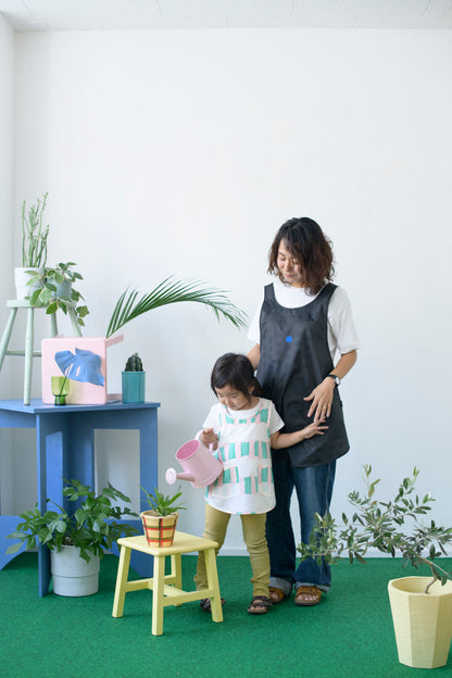 ブラックのmaru柄撥水エプロン親子コーディネート