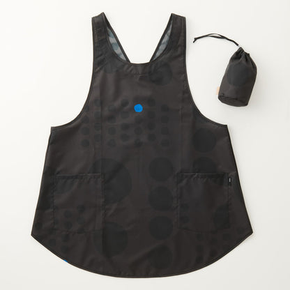 ブラックのmaru柄撥水エプロンと収納巾着